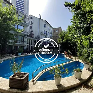 Blanche & Garden Pool Hotel